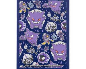 Paquetes de micas protectoras oficiales de Pokémon Center con diseños de Pikachu y arte exclusivo para cartas de TCG sobre un playmat de juego.
