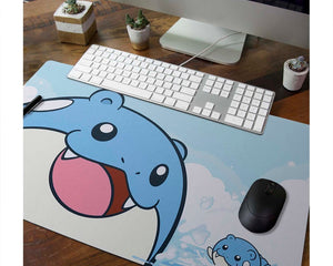 Tapetes de juego (playmats) oficiales de Pokémon Center con diseños exclusivos de edición limitada para el juego cómodo y protección de barajas de TCG.
