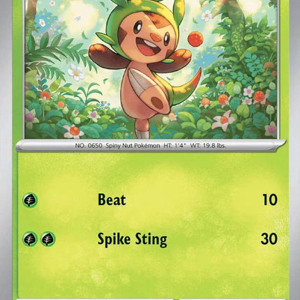 Carta individual Pokémon Chespin 005/086 común, Basic, set ME4 Chaos Rising. Ilustración alegre de Chespin en un bosque iluminado por el sol, por HACCAN - Thunder Cards México.