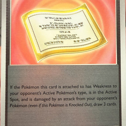 Carta Individual Pokémon Tool Adversity Policy 074/086, set Chaos Rising, Ilustración de Ayaka Yoshida - Thunder Cards México