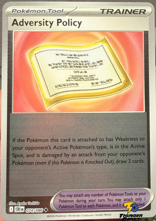 Carta Individual Pokémon Tool Adversity Policy 074/086, set Chaos Rising, Ilustración de Ayaka Yoshida - Thunder Cards México