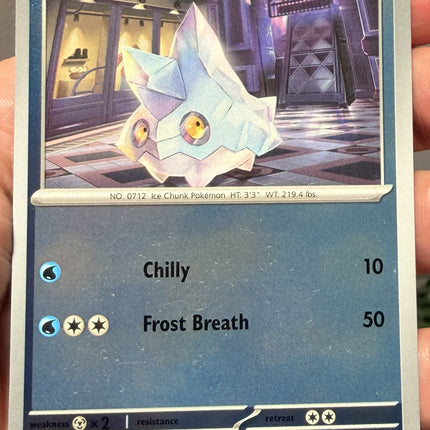 Carta individual Pokémon Bergmite reverse 023/086, rareza común, 80 HP, set Chaos Rising (CRI). Ilustración de Bergmite en un pasillo elegante por Anesaki Dynamic - Thunder Cards México.