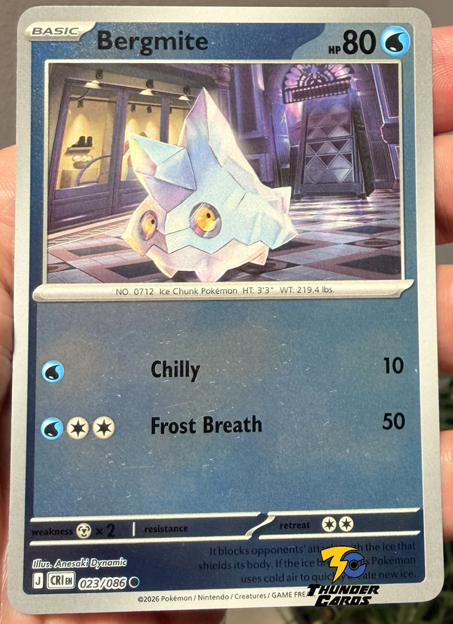 Carta individual Pokémon Bergmite reverse 023/086, rareza común, 80 HP, set Chaos Rising (CRI). Ilustración de Bergmite en un pasillo elegante por Anesaki Dynamic - Thunder Cards México.