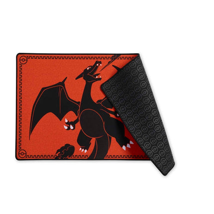 Playmat premium de Charizard con diseño de llamas, borde bordado y base antideslizante con patrón de Poké Ball. Imagen 3 
