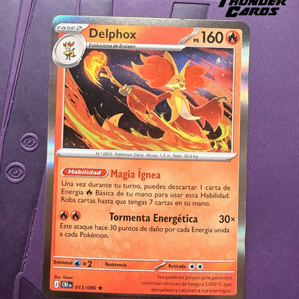 Carta individual de Pokémon TCG Delphox 013/086 rara, Stage 2, set ME4 Chaos Rising. Ilustración mística de Delphox rodeado por un vórtice de fuego dinámico por Gemi - Thunder Cards México.