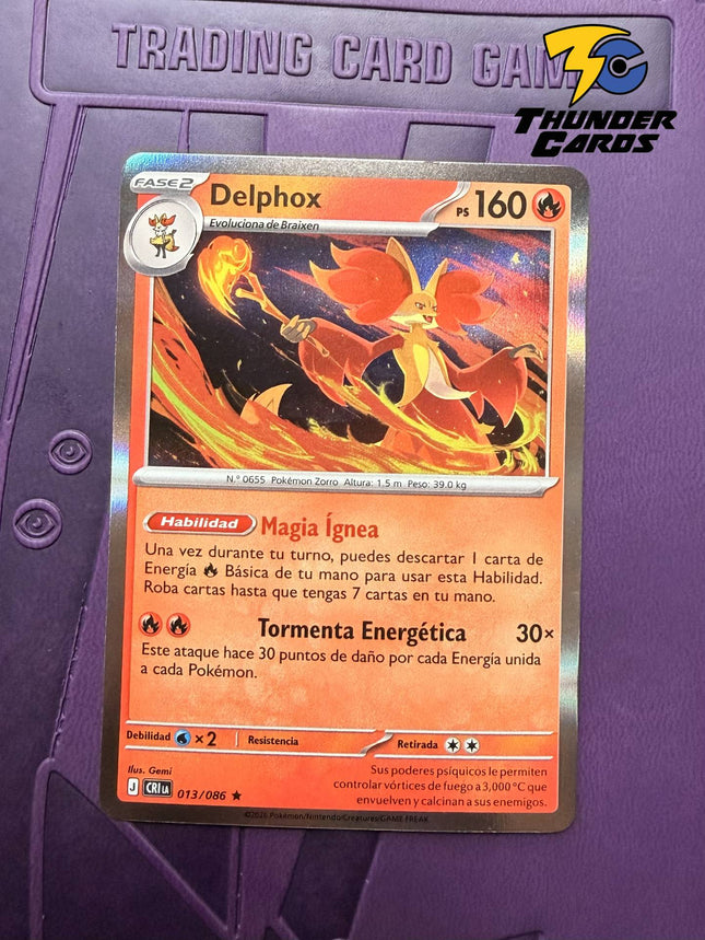 Carta individual de Pokémon TCG Delphox 013/086 rara, Stage 2, set ME4 Chaos Rising. Ilustración mística de Delphox rodeado por un vórtice de fuego dinámico por Gemi - Thunder Cards México.