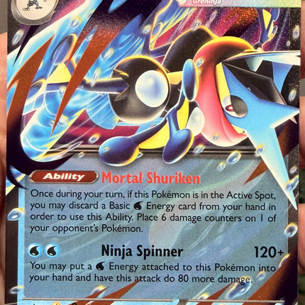 Carta individual Pokémon Mega Greninja EX Real 022/086, Double Rare, Stage 2, MEGA Evolution, 350 HP, set ME4 Chaos Rising. Ilustración dinámica de Mega Greninja EX lanzando un shuriken de agua por takuyoa - Thunder Cards México.