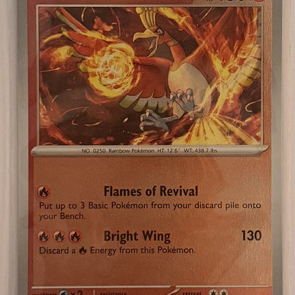 Carta individual de Pokémon TCG Ho-Oh Reverse 010/086 rara, Basic, set ME4 Chaos Rising. Ilustración épica de Ho-Oh canalizando una esfera de fuego en pleno vuelo por Takumi Wada - Thunder Cards México.