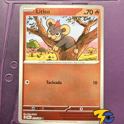 Carta individual Pokémon Litleo 014/086 común, Basic, set ME4 Chaos Rising. Ilustración de Litleo rugiendo sobre una colina rocosa con un cielo despejado por Kouki Saitou - Thunder Cards México.