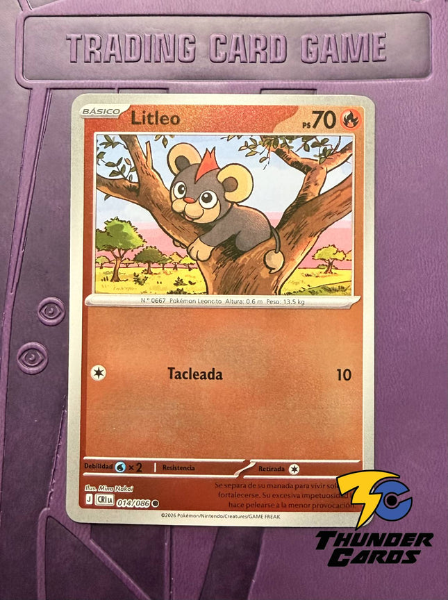 Carta individual Pokémon Litleo 014/086 común, Basic, set ME4 Chaos Rising. Ilustración de Litleo rugiendo sobre una colina rocosa con un cielo despejado por Kouki Saitou - Thunder Cards México.
