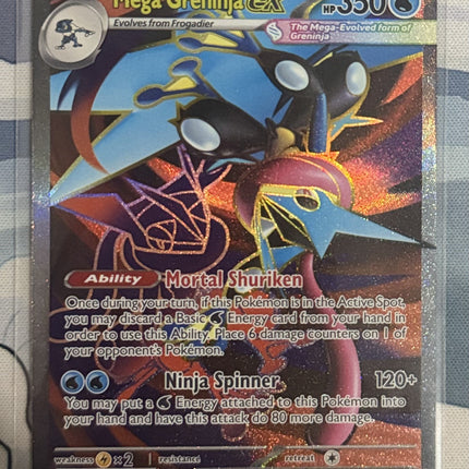 Carta individual Pokémon Mega Greninja EX Real 100/086, Ultra Rare, Stage 2, MEGA Evolution, 350 HP, set ME4 Chaos Rising. Ilustración dinámica de Mega Greninja EX lanzando un shuriken de agua por takuyoa - Thunder Cards México.