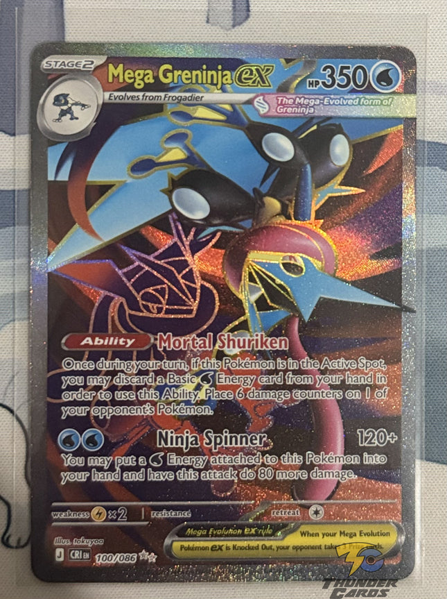Carta individual Pokémon Mega Greninja EX Real 100/086, Ultra Rare, Stage 2, MEGA Evolution, 350 HP, set ME4 Chaos Rising. Ilustración dinámica de Mega Greninja EX lanzando un shuriken de agua por takuyoa - Thunder Cards México.