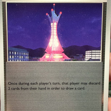 Carta Estadio Prism Tower Reverse 080/086, set Chaos Rising, Ilustración de MARINA Chikazawa - Thunder Cards México