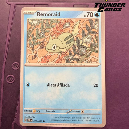 Carta individual Pokémon Remoraid 016/086 común, Basic, set ME4 Chaos Rising. Ilustración de Remoraid nadando alegremente bajo el agua cerca de un arrecife por Sanosuke Sakuma - Thunder Cards México.
