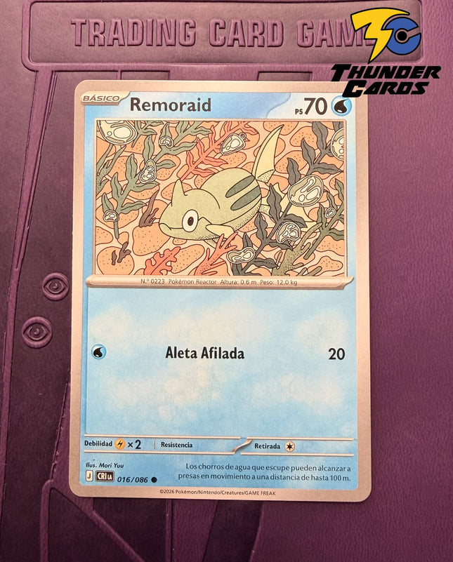 Carta individual Pokémon Remoraid 016/086 común, Basic, set ME4 Chaos Rising. Ilustración de Remoraid nadando alegremente bajo el agua cerca de un arrecife por Sanosuke Sakuma - Thunder Cards México.
