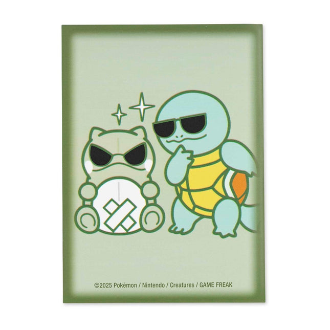 Paquete oficial de micas protectoras Pokémon Center de Squirtle junto al muñeco Substitute para cartas de Pokémon TCG.