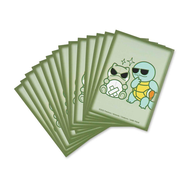 Paquete oficial de micas protectoras Pokémon Center de Squirtle junto al muñeco Substitute para cartas de Pokémon TCG.