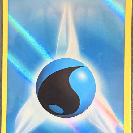 Carta Individual Pokémon 
Water Basic Energy Holo Deck Exclusive del año 2013 en Thunder Cards México