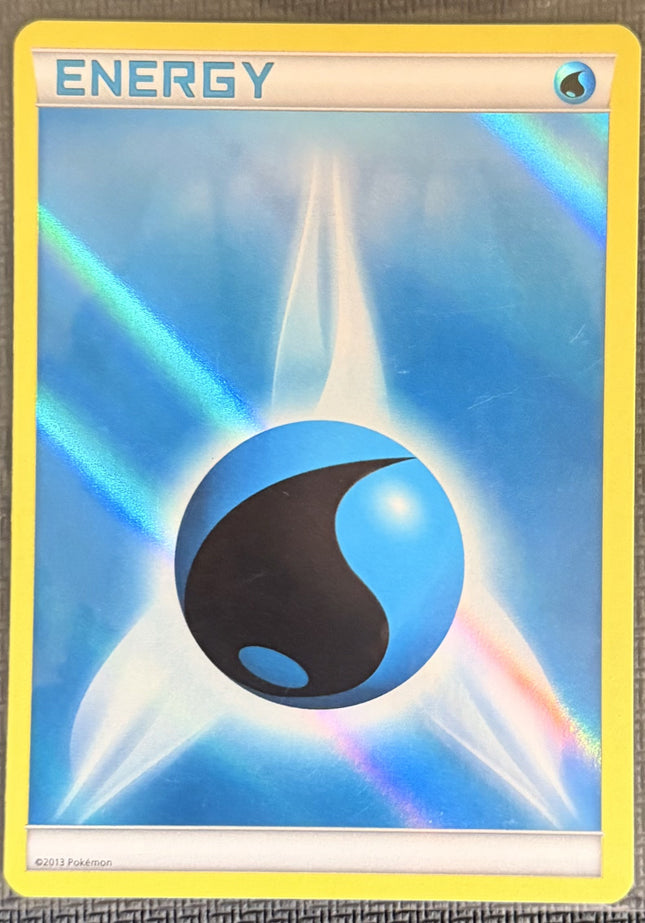 Carta Individual Pokémon 
Water Basic Energy Holo Deck Exclusive del año 2013 en Thunder Cards México