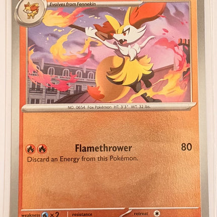 Carta individual Pokémon Braixen Reverse 012/086 común, Stage 1, set ME4 Chaos Rising. Ilustración dinámica de Braixen saltando sobre un tejado con una rama envuelta en fuego por Taiga Kasai - Thunder Cards México.