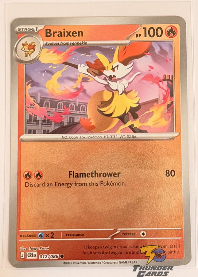 Carta individual Pokémon Braixen Reverse 012/086 común, Stage 1, set ME4 Chaos Rising. Ilustración dinámica de Braixen saltando sobre un tejado con una rama envuelta en fuego por Taiga Kasai - Thunder Cards México.