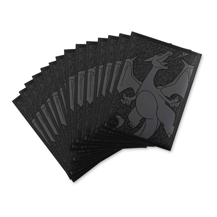 Paquete oficial de micas protectoras Pokémon Center Scorching Charizard con acabado mate metálico para protección de decks de TCG. segunda imagen de la colección. 
