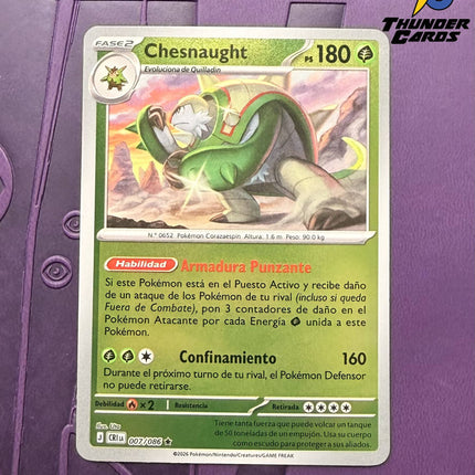 Carta individual de Pokémon TCG Chesnaught 007/086 rara, Stage 2, set ME4 Chaos Rising. Ilustración de Chesnaught en posición de combate en un entorno rocoso por Kouki Saitou - Thunder Cards México.