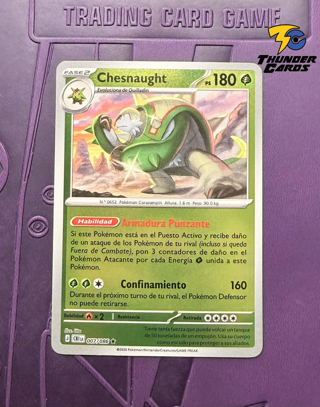 Carta individual de Pokémon TCG Chesnaught 007/086 rara, Stage 2, set ME4 Chaos Rising. Ilustración de Chesnaught en posición de combate en un entorno rocoso por Kouki Saitou - Thunder Cards México.