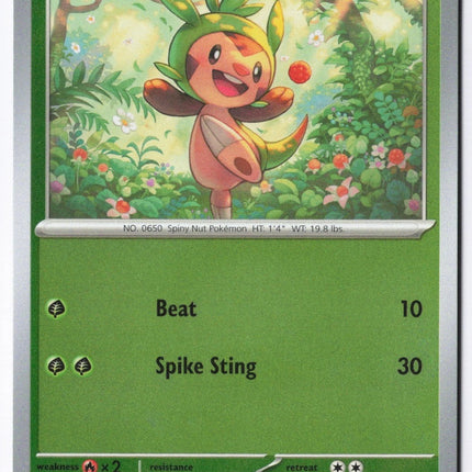 Carta individual Pokémon Chespin Reverse 005/086 común, Basic, set ME4 Chaos Rising. Ilustración alegre de Chespin en un bosque iluminado por el sol, por HACCAN - Thunder Cards México.