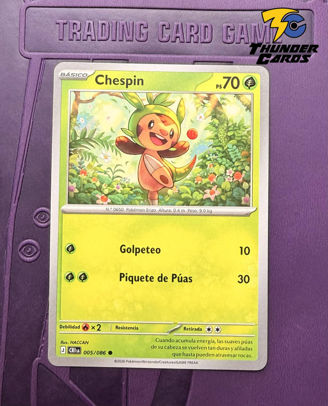 Carta individual Pokémon Chespin 005/086 común, Basic, set ME4 Chaos Rising. Ilustración alegre de Chespin en un bosque iluminado por el sol, por HACCAN - Thunder Cards México.