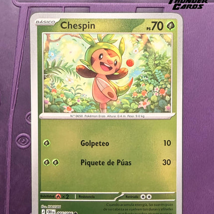 Carta individual Pokémon Chespin 005/086 común, Basic, set ME4 Chaos Rising. Ilustración alegre de Chespin en un bosque iluminado por el sol, por HACCAN - Thunder Cards México.
