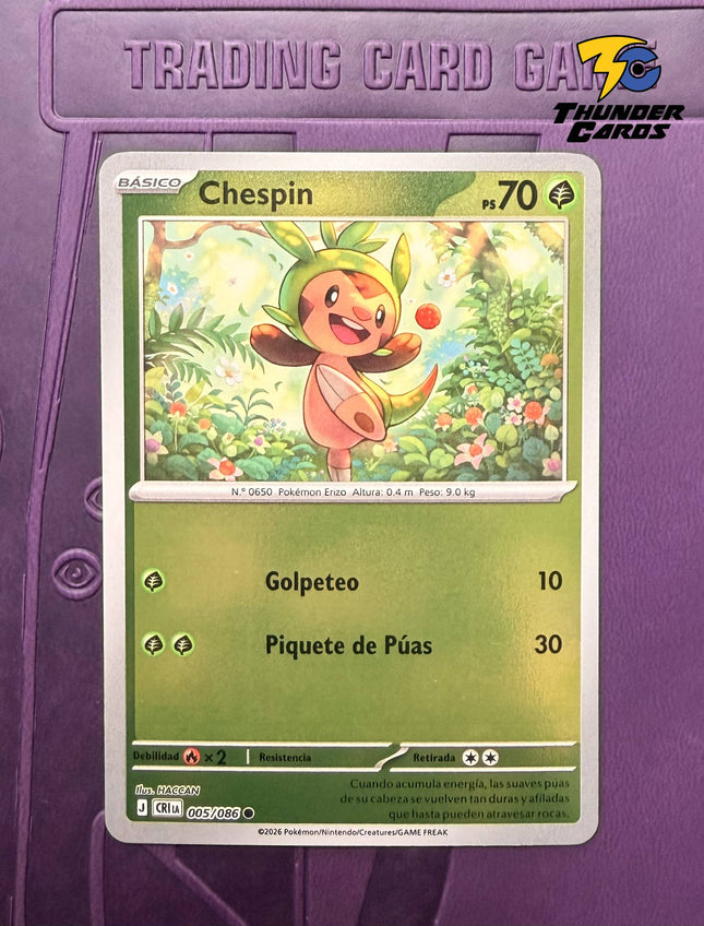 Carta individual Pokémon Chespin 005/086 común, Basic, set ME4 Chaos Rising. Ilustración alegre de Chespin en un bosque iluminado por el sol, por HACCAN - Thunder Cards México.