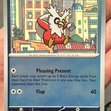 Carta individual Pokémon Delibird Reverse 018/086 común, Basic, set ME4 Chaos Rising. Ilustración de Delibird en un paisaje de nieve entregando un regalo por Kouki Saitou - Thunder Cards México.