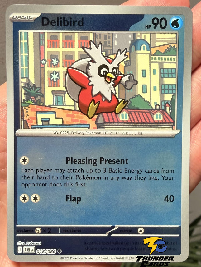 Carta individual Pokémon Delibird Reverse 018/086 común, Basic, set ME4 Chaos Rising. Ilustración de Delibird en un paisaje de nieve entregando un regalo por Kouki Saitou - Thunder Cards México.