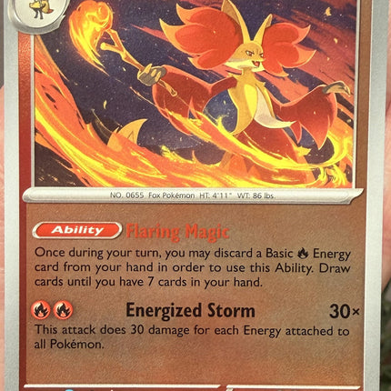 Carta individual Pokémon Braixen Reverse 012/086 común, Stage 1, set ME4 Chaos Rising. Ilustración dinámica de Braixen saltando sobre un tejado con una rama envuelta en fuego por Taiga Kasai - Thunder Cards México.
