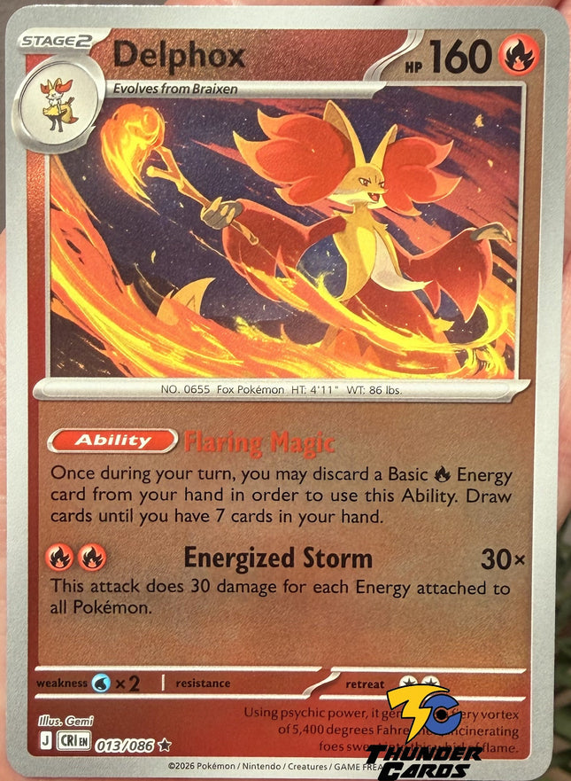 Carta individual Pokémon Braixen Reverse 012/086 común, Stage 1, set ME4 Chaos Rising. Ilustración dinámica de Braixen saltando sobre un tejado con una rama envuelta en fuego por Taiga Kasai - Thunder Cards México.