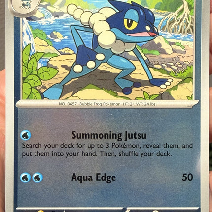 Carta individual Pokémon Frogadier Reverse 021/086, Common, Stage 1, 100 HP, set ME4 Chaos Rising. Ilustración de Frogadier agachado en la orilla de un río por Nelnal - Thunder Cards México.