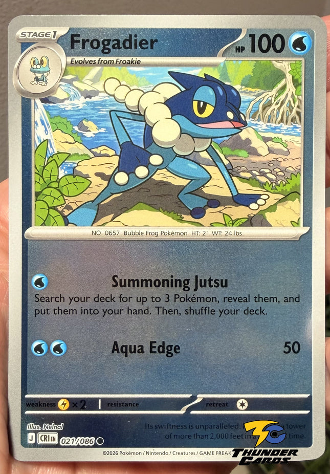 Carta individual Pokémon Frogadier Reverse 021/086, Common, Stage 1, 100 HP, set ME4 Chaos Rising. Ilustración de Frogadier agachado en la orilla de un río por Nelnal - Thunder Cards México.