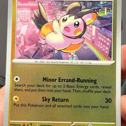 Carta individual Pokémon Emolga Reverse 030/086, rareza común, Basic Pokémon, 70 HP, set Chaos Rising (CRI). Ilustración colorida de Emolga planeando sobre una ciudad iluminada de noche por Kazumasa Yasukuni - Thunder Cards México.