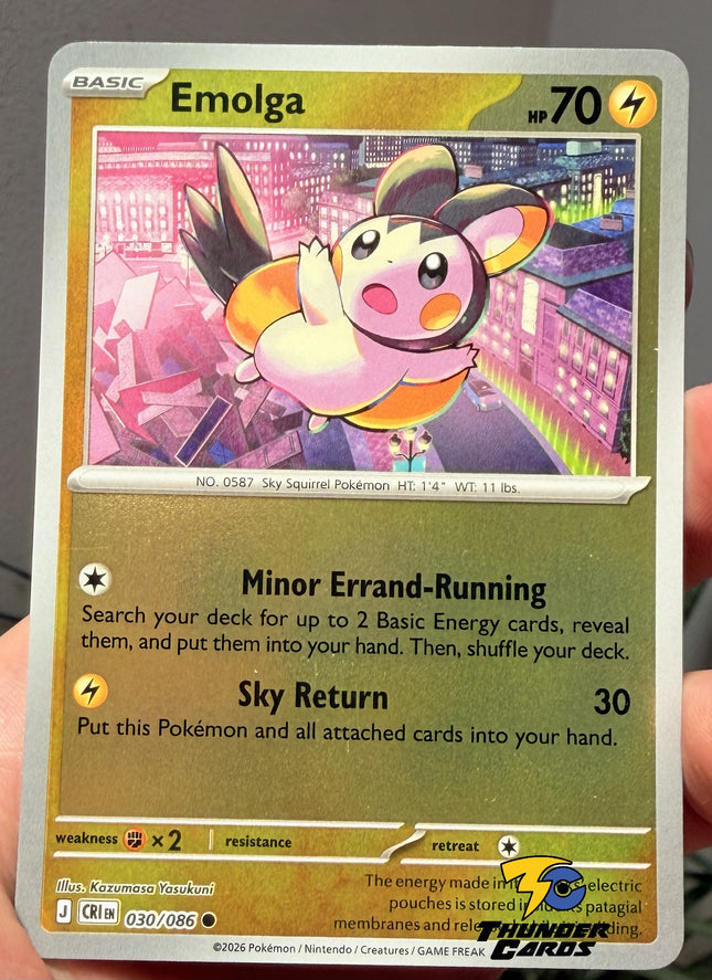 Carta individual Pokémon Emolga Reverse 030/086, rareza común, Basic Pokémon, 70 HP, set Chaos Rising (CRI). Ilustración colorida de Emolga planeando sobre una ciudad iluminada de noche por Kazumasa Yasukuni - Thunder Cards México.