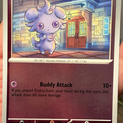 Carta individual Pokémon Espurr Reverse 036/086, rareza común, Basic Pokémon, 60 HP, set Chaos Rising (CRI). Ilustración con estilo artístico texturizado de Espurr parado frente a una casa de noche por sowsow - Thunder Cards México.