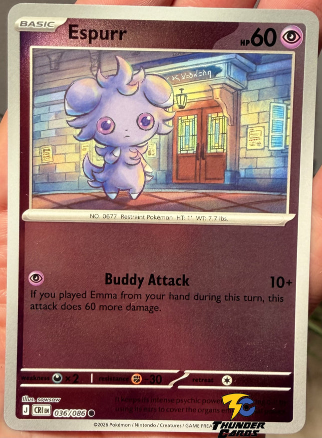 Carta individual Pokémon Espurr Reverse 036/086, rareza común, Basic Pokémon, 60 HP, set Chaos Rising (CRI). Ilustración con estilo artístico texturizado de Espurr parado frente a una casa de noche por sowsow - Thunder Cards México.