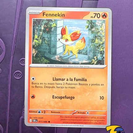 Carta individual Pokémon Fennekin 011/086 común, Basic, set ME4 Chaos Rising. Ilustración de Fennekin parado en un arco de piedra iluminado por el sol, por saino misaki - Thunder Cards México.