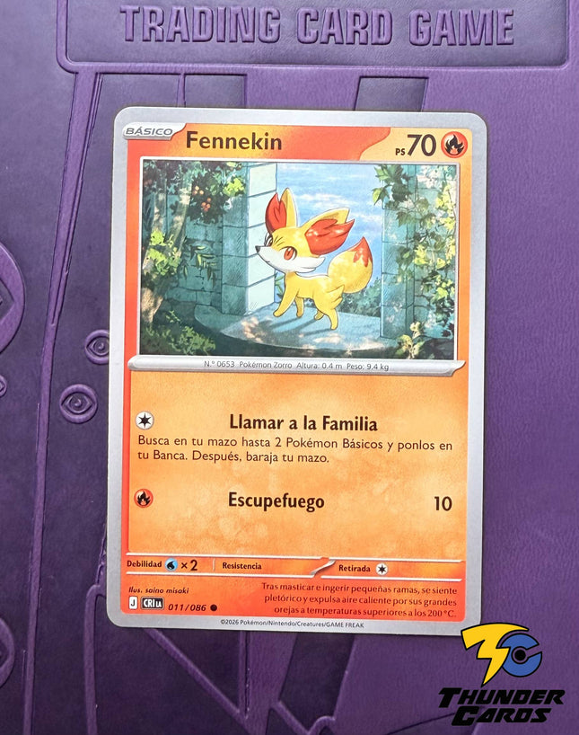Carta individual Pokémon Fennekin 011/086 común, Basic, set ME4 Chaos Rising. Ilustración de Fennekin parado en un arco de piedra iluminado por el sol, por saino misaki - Thunder Cards México.