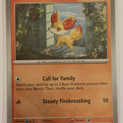 Carta individual Pokémon Fennekin Reverse 011/086 común, Basic, set ME4 Chaos Rising. Ilustración de Fennekin parado en un arco de piedra iluminado por el sol, por saino misaki - Thunder Cards México.