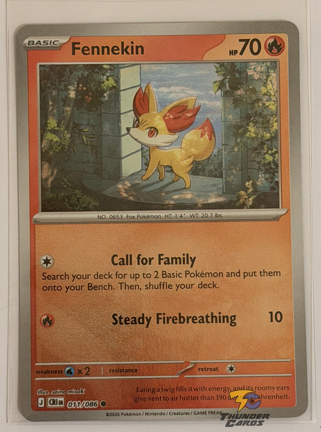 Carta individual Pokémon Fennekin Reverse 011/086 común, Basic, set ME4 Chaos Rising. Ilustración de Fennekin parado en un arco de piedra iluminado por el sol, por saino misaki - Thunder Cards México.