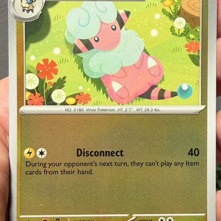 Carta individual Pokémon Flaaffy Reverse 028/086, rareza común, Stage 1, 90 HP, set Chaos Rising (CRI). Ilustración colorida de Flaaffy recostado felizmente en un jardín con flores por miki kudo - Thunder Cards México.