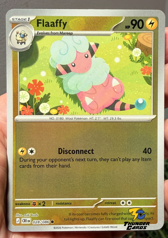 Carta individual Pokémon Flaaffy Reverse 028/086, rareza común, Stage 1, 90 HP, set Chaos Rising (CRI). Ilustración colorida de Flaaffy recostado felizmente en un jardín con flores por miki kudo - Thunder Cards México.