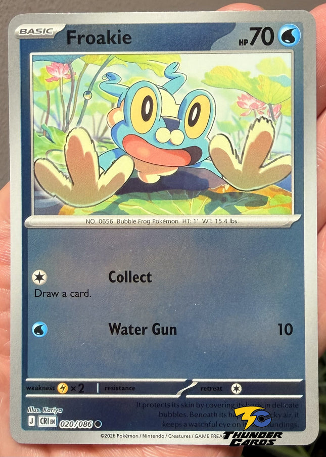 Carta individual Pokémon Froakie Reverse 020/086, Common, Basic, 70 HP, set ME4 Chaos Rising. Ilustración de Froakie apoyando sus manos sobre el recuadro sobre hojas de loto por Kariya - Thunder Cards México.