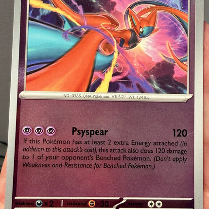 Carta individual Pokémon Deoxys Reverse 032/086, rareza infrecuente, Basic Pokémon, 120 HP, set Chaos Rising (CRI). Ilustración dinámica de Deoxys en Forma Ataque cruzando el espacio a gran velocidad por nagimiso - Thunder Cards México.